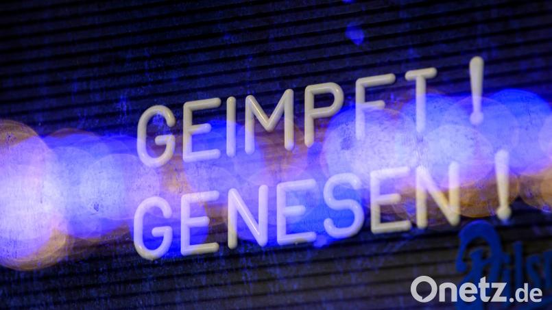 &quot;Geimpft Genesen!&quot; steht in einem Schaukasten. Künftig gilt für 12-Jährige nach ihrem zwölften Geburtstag noch eine dreimonatige Kulanzfrist. Bild: Robert Michael