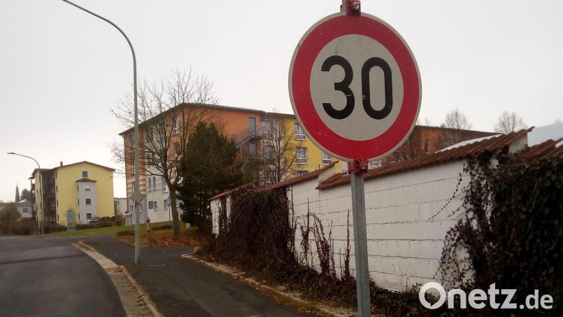 Aktuell gilt Tempo 30 in der Ringstraße in Waldershof. Grund sind die Arbeiten zur Erneuerung der Wasserleitung im Markt. Bild: fpoz