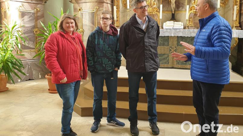 Bei einem ersten Besuch im Dekanat Weiden hieß Dekan Thomas Guba (rechts) die Familie Trentini herzlich willkommen. Bild: Susanne Götte/exb