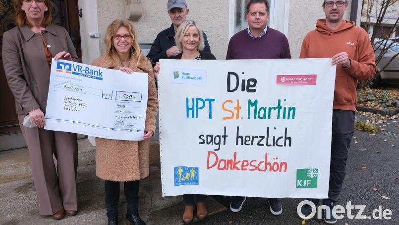 Über 500 Euro für die Jugendhilfestation St. Martin freuen sich (von links) Frauke Böller von der Krankenkasse Knappschaft, SVA-Vorsitzende Eveline Süß, SVA-Schatzmeister Gerhard Raum, Bereichsleiterin Evi Gesierich vom Haus St. Elisabeth, Gisbert Frühauf von der Knappschaft und Sebastian Kopp, Gruppenleiter an der Jugendhilfestation, die sich mit einem großen Transparent für die Spende bedankte. Bild: usc