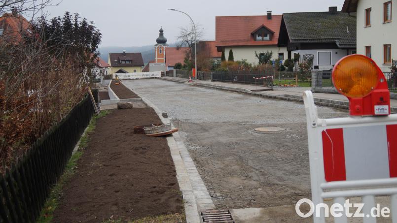 Die Oberviechtacher Straße wird noch geteert, der Seitenstreifen wird angesät. Dann kann der Verkehr wieder freigegeben werden. Bild: wel