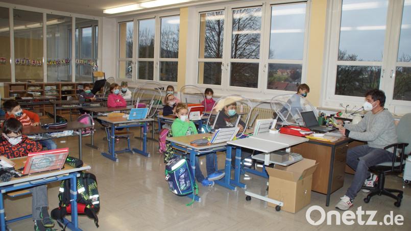 Beim bundesweiten Vorlesetag hörten die Schulkinder vom Vorsitzenden der Verwaltungsgemeinschaft, Gerald Reiter (rechts), spannende und humorvolle Geschichten. Bild: mmj