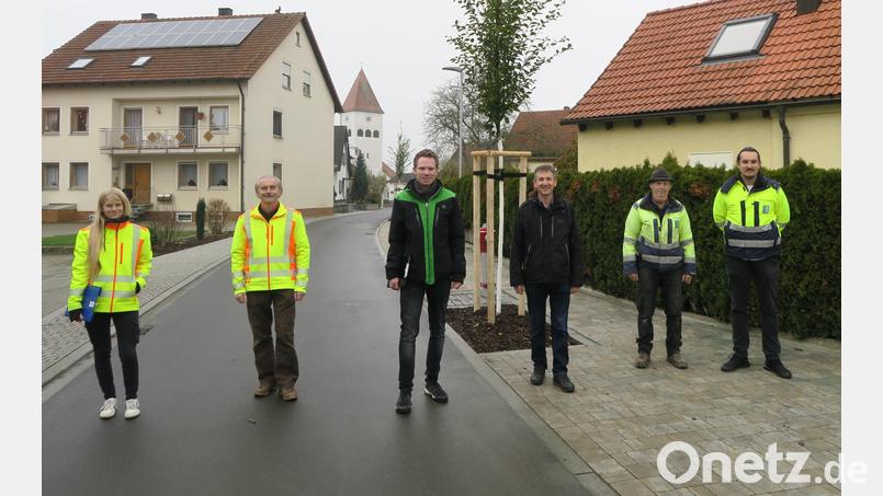 Die Umgestaltung der Vitusstraße in Ursensollen ist abgenommen (von links): Lena Haberkorn und Rainer Rubenbauer von UTA Ingenieure aus Amberg, Sascha Rößler und Bürgermeister Albert Geitner von der Gemeinde Ursensollen, Reinhold Butz und Patrick Strachotta von der Firma Englhard. Bild: Verena Sägenschnitter/exb