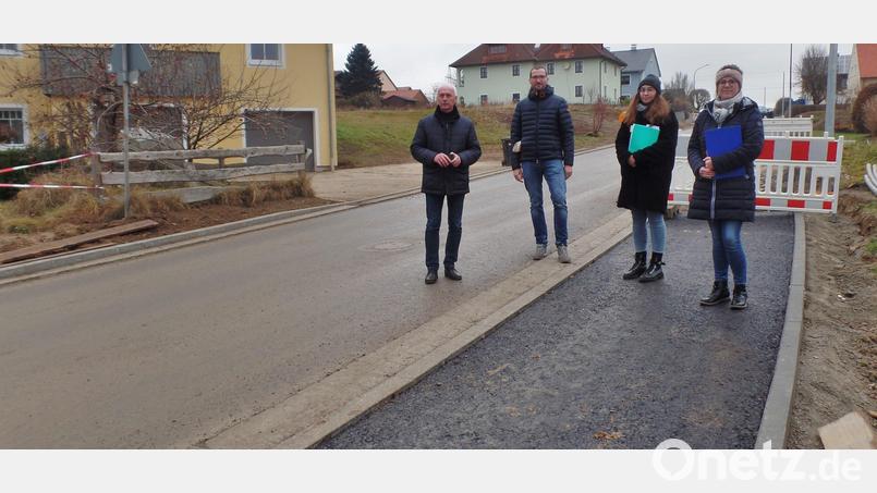 Bei einem Ortstermin informierte sich Bürgermeister Peter König (links) mit der stellvertretenden Bauamtsleiterin der VG Neusorg, Katrin Bayer, und Bauamt-Mitarbeiterin Julia Haider (von rechts) über den Baufortschritt der Tiefbaumaßnahme in Weihermühle. Diplom-Ingenieur Christoph Reger (Zweiter von links) erläuterte die bereits abgeschlossenen Tiefbauarbeiten sowie über die anstehenden Asphaltierungsmaßnahmen. Bild: br