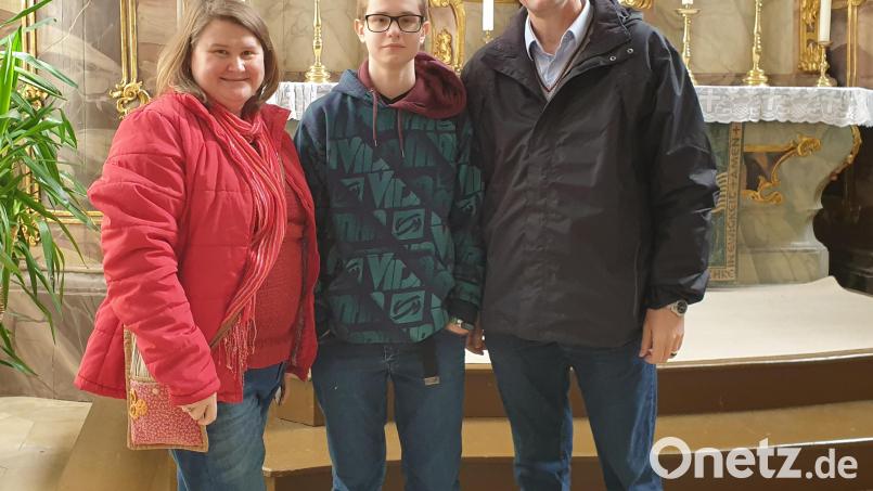 Bei einem ersten Besuch im Dekanat Weiden hieß Dekan Guba die Familie Trentini herzlich willkommen. Bild: Susanne Götte/exb