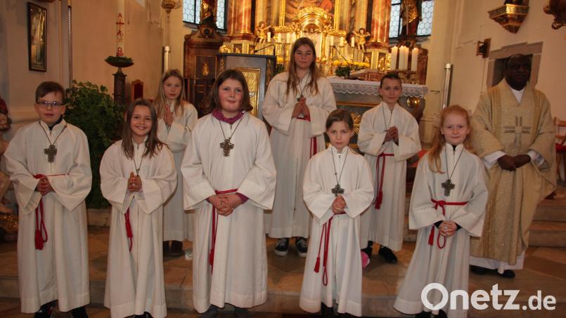 Die fünf neuen Ministranten in Griesbach sind (vorne, von links) Julian Schön, Emma Werner, Greta Schmid, Paula Schertler und Marlene Pongratz. Mit im Bild (hinten, von links) die Ministranten Johanna Wurm, Sina Riedl und Johanna Schöner sowie Pfarrer Dr. Charles Ifemeje. Bild: kro