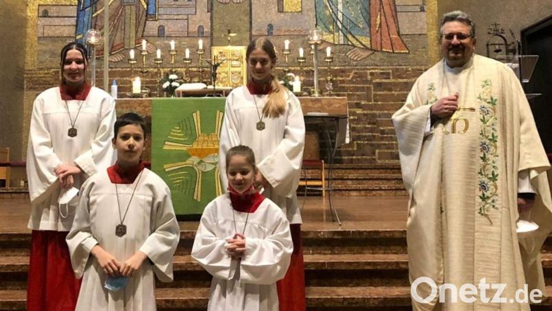Nico und Natalie Golubic (vorne) wurden am Sonntag in den Kreis der Ministranten aufgenommen. Bild: uz