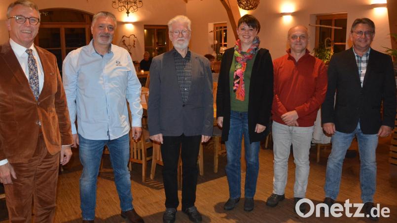 Vier Mitglieder wurden neu in den Aufsichtsrat des Bauvereins Tirschenreuth gewählt oder bestätigt. Sie gehören dem Gremium nun die kommenden drei Jahre an. Im Bild (von links) Bürgermeister Franz Stahl, Damian Weihrauch. Geschäftsführender Vorstand Gerhard Bauer, Kerstin Voith, Thomas Schwägerl und Aufsichtsratsvorsitzender Walter Schütze. Bild: jr