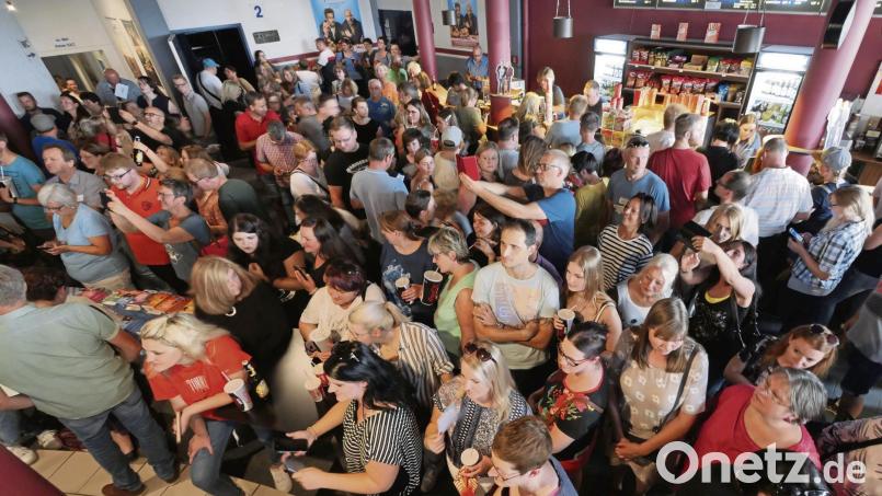 So wie im August 2019 beim Besuch der „Leberkäsjunkie“-Hauptdarsteller wird es im Cineplanet Tirschenreuth nicht aussehen. Aber Kinobetreiber Michael Neidhardt ist froh, dass er überhaupt wieder aufsperren darf. Archivbild: Grüner