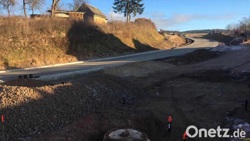 Die Asphaltschicht ist auf der Staatsstraße östlich von Wutschdorf aufgebracht, aber die Zufahrten zu den Anliegern müssen noch fertiggestellt werden. Bild: gri