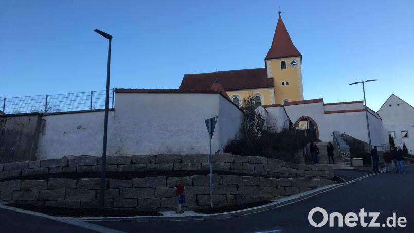 In Rottendorf sind die Bauarbeiten abgeschlossen. Unter anderem wurde der Bereich um den Aufgang zur Kirche neu gestaltet. Bild: upl