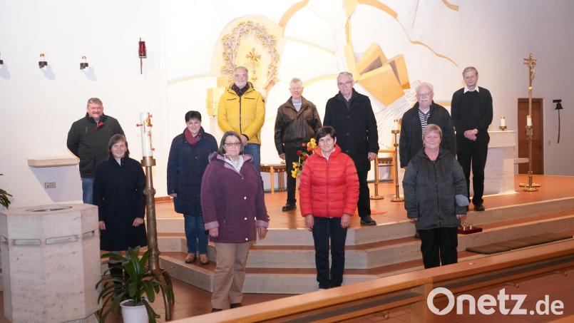 Die geehrten Kirchenchormitglieder mit Pfarrer Norbert Götz (rechts). Bild: fvo