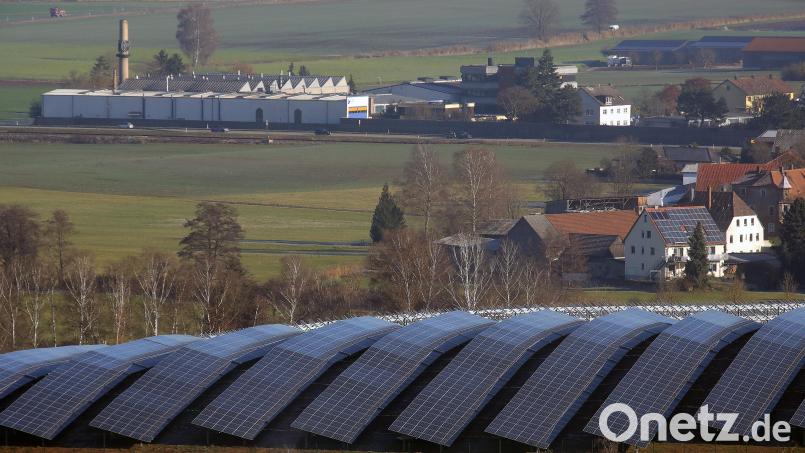 Auf dem ehemaligen Schlackenberg der Luitpoldhütte entsteht eine große Photovoltaikanlage. Sie soll künftig klimafreundlichen Strom für die Stadt Amberg liefern. Bild: Wolfgang Steinbacher