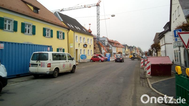 In einer Präsentation zum Thema Flächensparen plädierte Zweiter Bürgermeister Mario Rabenbauer für Sanierung und Revitalisierung im Stadtkern. Wichtig sei Lebens- und Aufenthaltsqualität im Markt (Bild) in Waldershof. Bild: fpoz