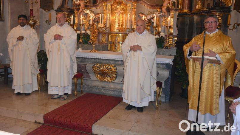 Beim Resl-Gebetstag gemeinsam am Altar standen (von rechts) Hauptzelebrant und Prediger Pfarrer Klaus Leist, Dekan i. R. Heinz Leuze, Pfarrseelsorger Pater Benedikt Leitmayr und Pater John Gali. Bild: jr