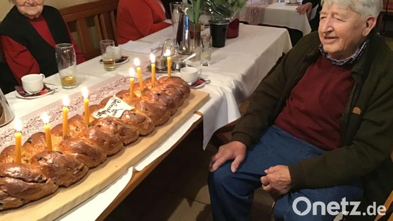 Seit 54 Jahren sind Erna und Georg Lautenschlager verheiratet. Den Hof bewirtschaften nun Schwiegertochter Monika und Sohn Karl. Die Großeltern haben große Freude mit ihren Enkeln Thomas und Johannes Georg. Der Geburtstagsspießwecken wartet schon auf den Anschnitt. Bild: schß