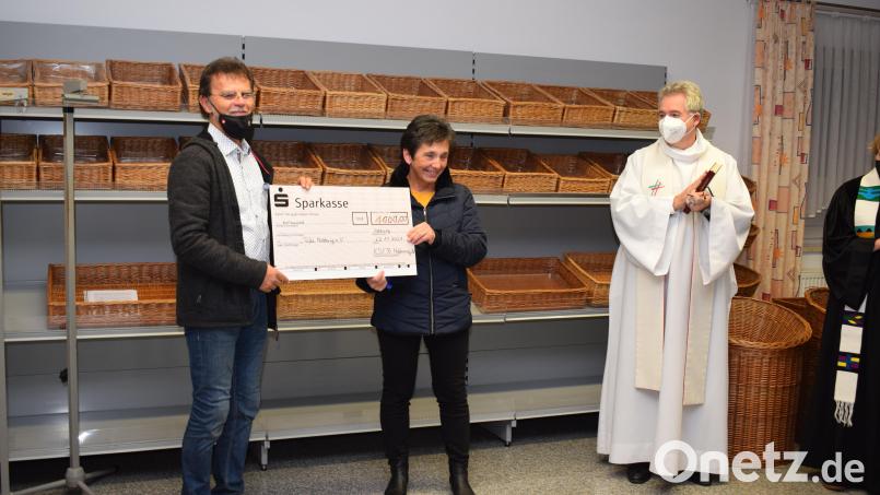 Der Katholische Frauenbund unterstützt die Tafel Nabburg mit 1000 Euro. Vorsitzende Christa Schlagenhaufer übergibt die Spende an den Vorstand Albert Bruckner. Bild: bnr