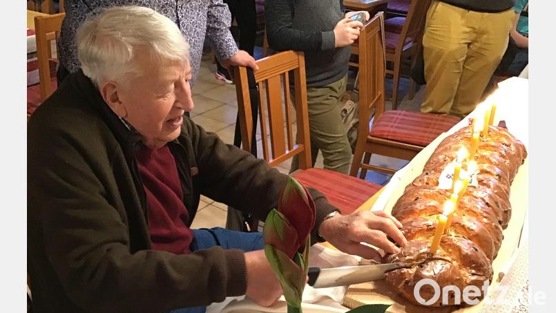 Georg Lautenschlager feiert seinen 90. Geburtstag mit Verwandten und Freunden in der Gaststätte Kopf in Heimhof. Ein Geburtstagsspießwecken ist die große Überraschung. Bild: schß