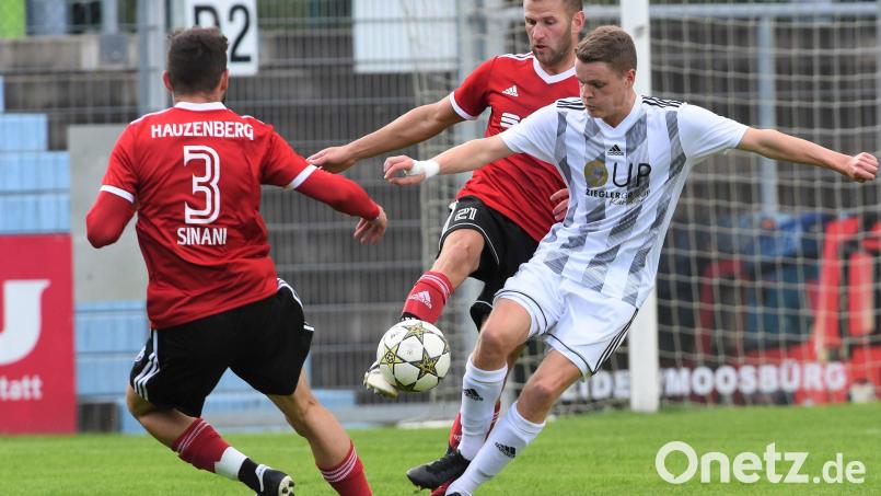 Niklas Lang (rechts) und die SpVgg SV Weiden gehen auch ab sofort in die Winterpause. Bild: Büttner, Gerhard