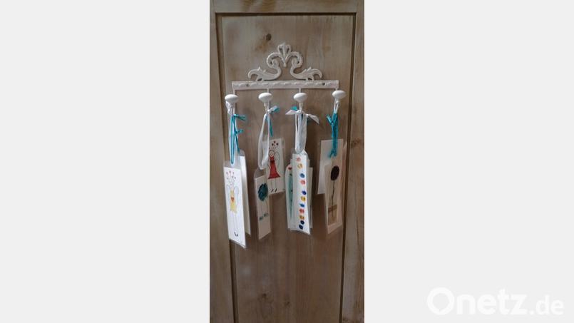 Selbst hergestellte Lesezeichen bereichern das liebevoll aufbereitete Angebot Bild: dir
