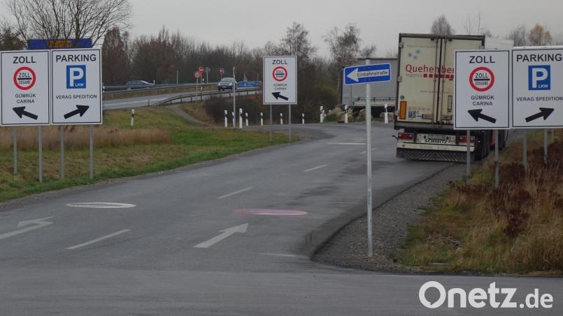 Nach der Freigabe der neuen Zufahrtsstraße im Autohof mit ihren vielen Hinweisschildern tauchen nun &quot;menschliche&quot; Probleme bei der Nutzung durch die Lkw-Fahrer auf. Bild: fjo