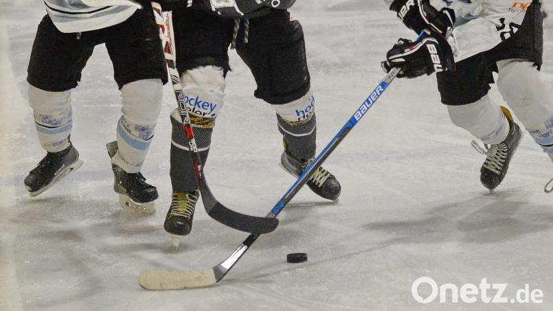 Der EHC Waldkraiburg und er ERSC Amberg kreuzen ihre Schläger am Freitag nicht. Das Spiel in der Eishockey-Bayernliga fällt aus. Symbolbild: Andreas Brückmann
