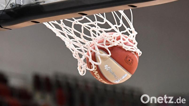 Ein Basketball landet im Korb. Symbolbild: Thomas Kienzle/dpa