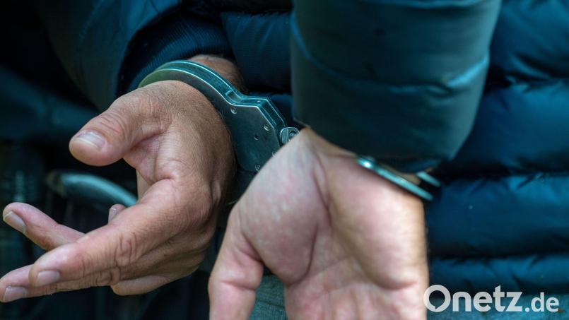 Ein Mann trägt Handschellen. Foto: Stefan Sauer/dpa/Illustration Bild: Stefan Sauer