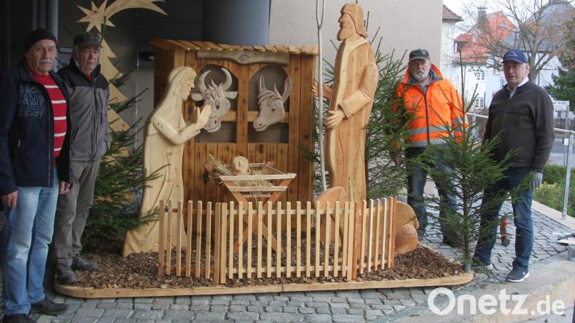 Das Schnitzerquartett ist mit der Aufbauarbeit fertig. Im Bild von links Manfred Dietz, Karl-Heinz Ehrenfried, Dieter Luksch und Karl-Heinz Meier. Bild: wro