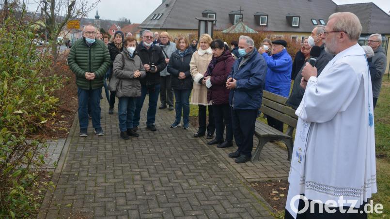 Pfarrseelsorger Pater Benedikt Leitmayr (rechts), der auch Ehrenkaplan des französischen Wallfahrtsortes Lourdes ist, betete gemeinsam mit den Pilgern aus ganz Deutschland den Kreuzweg. Bild: jr