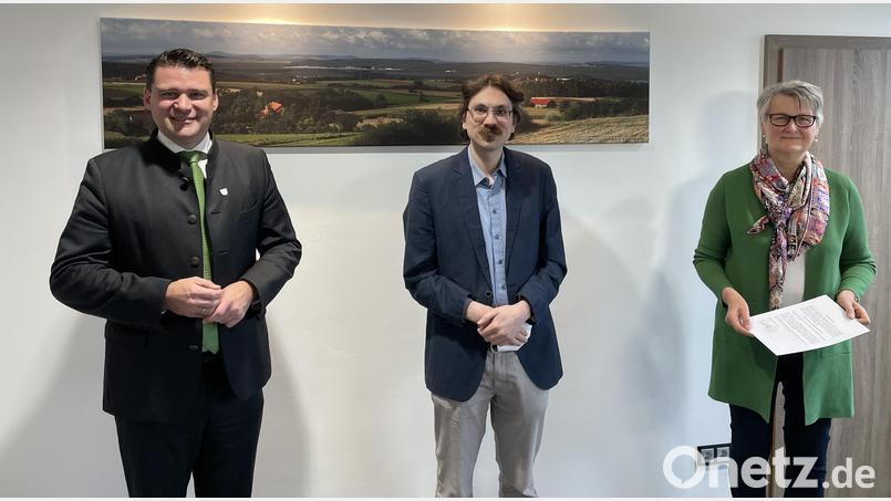 Die Leiterin des Staatsarchivs Amberg, Maria Rita Sagstetter (rechts), und Landrat Thomas Ebeling (links) übergaben dem neuen Kreisarchivpfleger Gotthard Kemmether (Mitte) die Ernennungsurkunde. Bild: Matthias Meier/exb