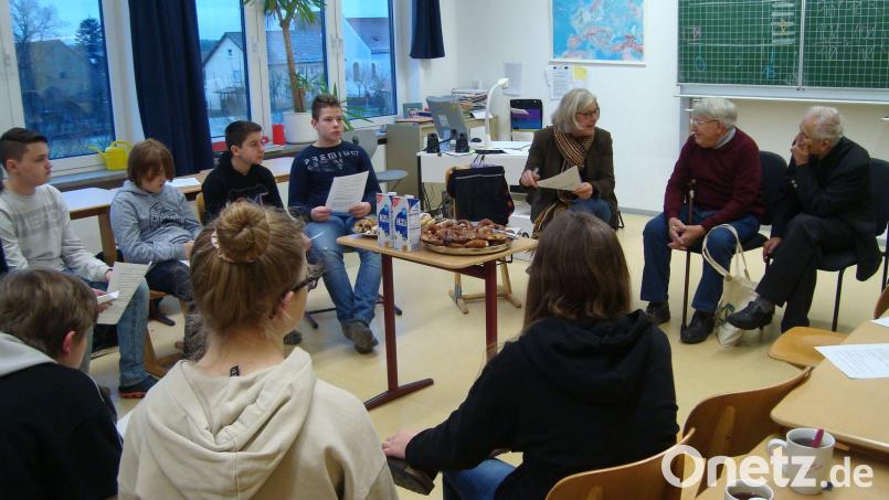 Die Ursensollener Mittelschullehrerin Genoveva Bergemann-Hausmann (Mitte hinten) arbeitete mit ihrer Klasse die Aufzeichnungen und die Erinnerungen von Georg (Mitte) und die seines Bruders Josef (rechts hinten) zu einem fiktiven Tagebuch „1941-1945“ um. Leider fiel die geplante Preisverleihung in München der Pandemie zum Opfer. Bild: schß