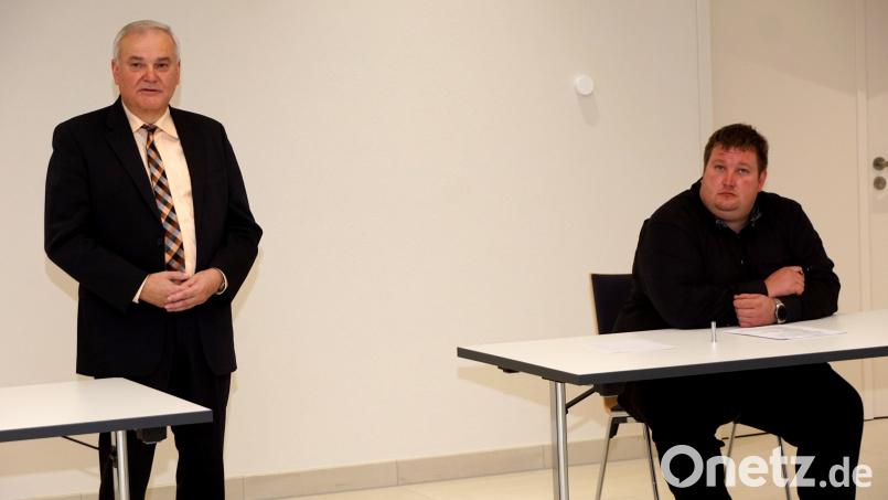 Bürgermeister Günter Kopp (links) und Georg Redl von der Verwaltung hörten sich die Wortmeldungen der Bürger an. Bild: bkr