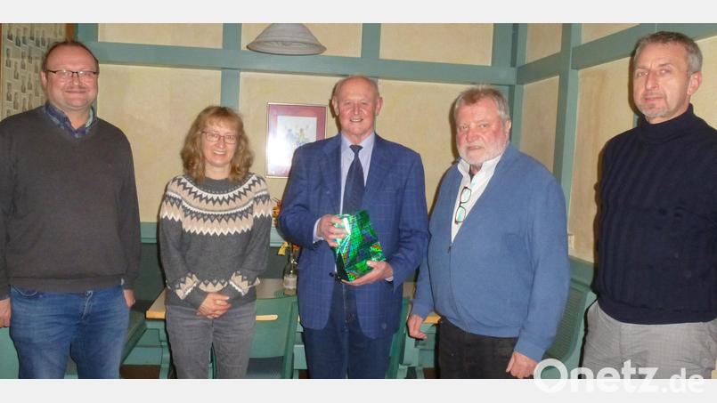 In der angestrebten Partnerschaft mit der Stadt Plasy sieht EJPO-Vorsitzender Hartmut Schendzielorz (Zweiter von rechts) einen "Motivationsschub zur Mitwirkung am Bau eines friedvollen Hauses "Europa". Mit im Boot sind (von links) der Freihunger Bürgermeister Uwe König, Projektbetreuerin Christiane Regn, Vertriebenen-Zeitzeuge Horst Adler und Zweiter Vorsitzender Gerd Müller. Bild: bk