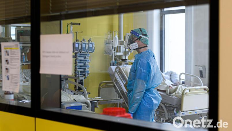 Ein Pfleger versorgt auf einer Covid-19-Intensivstation Corona-Patienten. Foto: Robert Michael/dpa-Zentralbild/dpa/Symbolbild Bild: Robert Michael