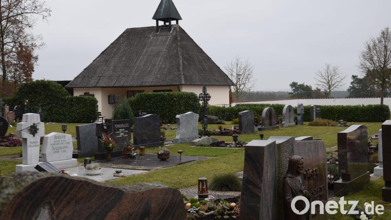 Auf dem Ebermannsdorfer Friedhof werden demnächst Rasengräber ausgewiesen. Der Gemeinderat fasst einen entsprechenden Beschluss. Bild: bö