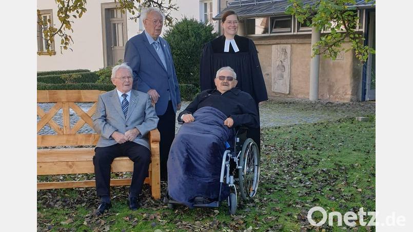 Ihre Kronjuwelenkonfirmation (75 Jahre) feierten Erwin Schneider, Werner Hammon und Hans Schimmel. Mit im Bild Pfarrerin Kathrin Spies. Bild: hai
