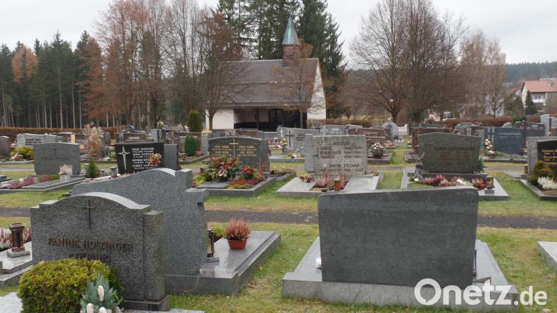 Auf dem Gottesacker der Gemeinde Neusorg treten ab dem kommenden Jahr neue Grabnutzungsgebühren sowie eine auf 50 Euro angehobene Gebühr für das Leichenhaus (im Bildhintergrund) in Kraft. Bild: br