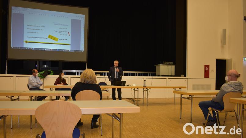 Bürgermeister Johannes Reger (Mitte) sprach in der Bürgerversammlung in Erbendorf auch den Schuldenstand der Stadt an. Bild: lue