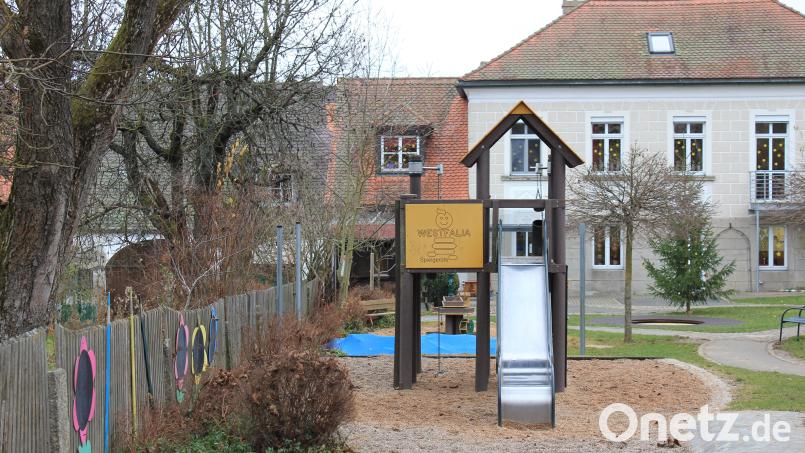 Die Stadt Erbendorf plant die Erweiterung des Kindergartens. Nach dem Kauf des ehemaligen Stromberg-Anwesens könnte der hintere Teil des Gebäudes als Anbau zum Kindergarten genutzt werden. Bild: fks