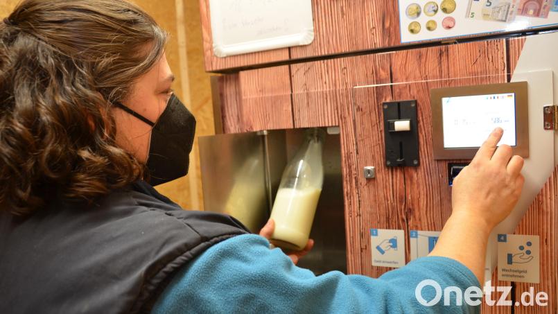 Auf Knopfdruck können die Kunden die Rohmilch direkt in die Flaschen abfüllen, die sie entweder mitbringen oder bei Familie Hilburger erstehen können. Bild: dob