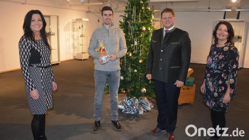 Bei der offiziellen Ausstellungseröffnung mit dabei waren (von links) Marion Papsch, Tobias Damberger, Bürgermeister Stefan Grillmeier und Nicole Schuller. Bild: jr