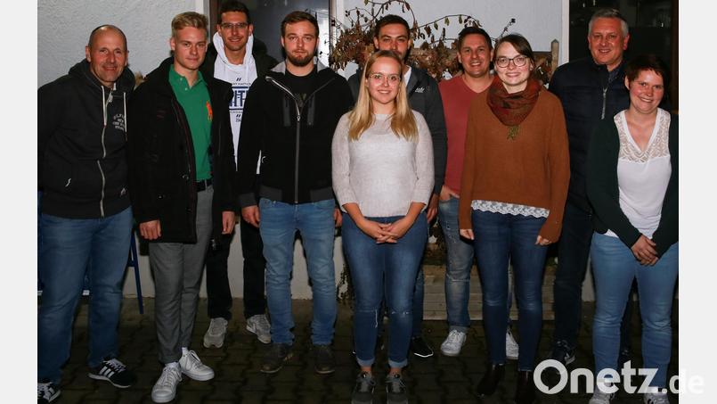 Der Kirwaverein Wolfsbach wählt einen neuen Vorstand (von links): Richard Winkler, Vorsitzender Louis Übler, Moritz Übler, Andreas Donhauser, Christina Drick, Sebastian Götz, Torsten Donhauser, Johanna Marschall, Christian Holler und Anja Frind. Bild: egl
