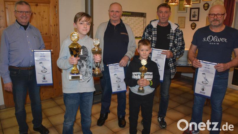 Im Bild die neuen Geflügel-Vereinsmeister aus Konnersreuth. Vorne die Jugendlichen Jannik Walenta (links) und Lucas Kreuzer. Im Hintergrund (von links) die erwachsenen Züchter Gerhard Lang, Jörg Kinderstuth, Michael Kreuzer und Vorsitzender Siegmund Lenk. Bild: jr