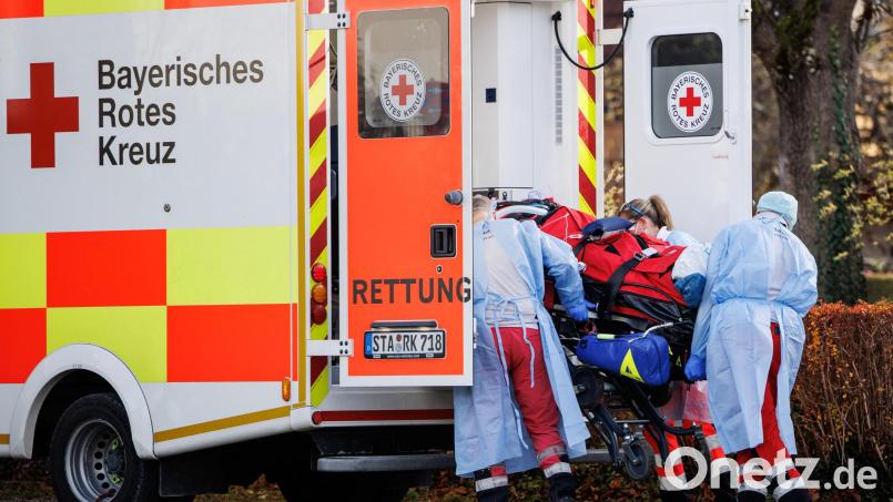 Rettungskräfte verladen einen Covid-19-Intensivpatienten. Symbolbild: Matthias Balk/dpa
