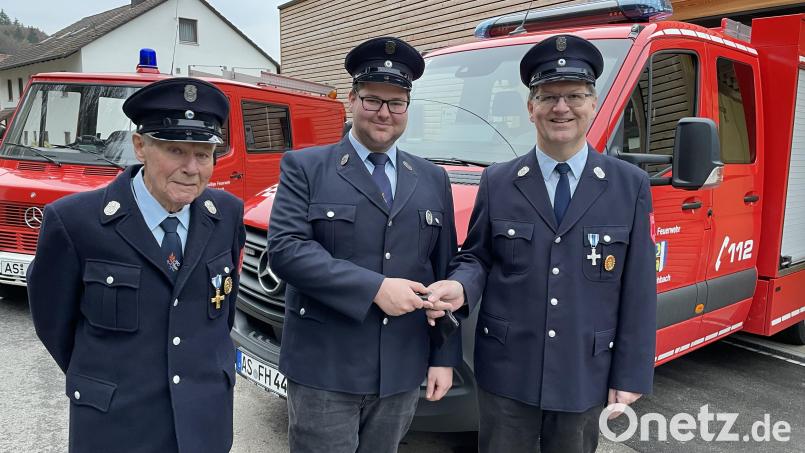 Symbolisch übergab Helmut Reif (rechts) den Schlüssel in die Hände des neuen Gerätewartes, seinem Sohn Kilian Reif. Links Leonhard Reif, der Opa, mit dessen Vater 1941 die lange Tradition dieses Amtes in Hirschbach begann. Bild: lei
