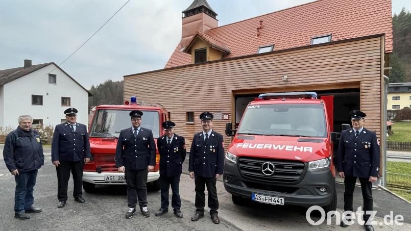 Bei der Indienststellung des neuen Feuerwehrfahrzeuges in Hirschbach (von links) mit Kreisbrandinspektor Hans Sperber, Kommandant Reinhard Vogel, Kilian, Leonhard und Helmut Reif sowie Zweitem Kommandant und Zweitem Bürgermeister Stefan Steger. Bild: lei