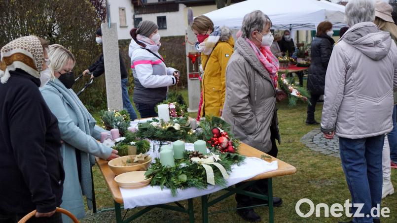 Im Umfeld der Pfarrkirche St. Jakobus hatten die Mitglieder des Katholischen Frauenbundes ihre Verkaufsstände aufgebaut. Bild: bkr
