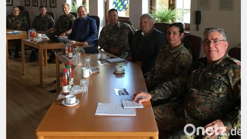 Zu einem Informationsaustausch lud Bürgermeister Uwe König die Kommandeure vom US-Partnerschaftsverband sowie Logistikbataillon 472 und Vertreter der Reservistenkameradschaft ins Frehunger Rathaus ein. An diesem Austausch nahmen teil von links: Stabsfeldwebel d.R. Gerhard Lindthaler, Hauptmann Dirk Kopatzki, Oberstleutnant Sebastian Erbe, Bürgermeister Uwe König, Lieutenant John Abella, Dolmetscher Franz Zeilmann, Command Sergeant Major Nancy Sainz und Oberstleutnant d.R. Norbert Bücherl Bild: nbu