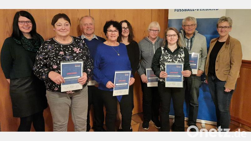 Kerstin Costa (links), die Vorsitzende des Frauen- und Mädchenfußball-Ausschusses, und BFV-Vizepräsidentin Silke Raml (rechts) ehrten für Verdienste um den Frauenfußball (von links) Gretl Schnaus, Josef Wifling, Jasmina Wifling, Elisabeth Gall, Gabi Leißl, Patrizia Suttner und Christian Trummer. Bild: Dennis Martin/BFV